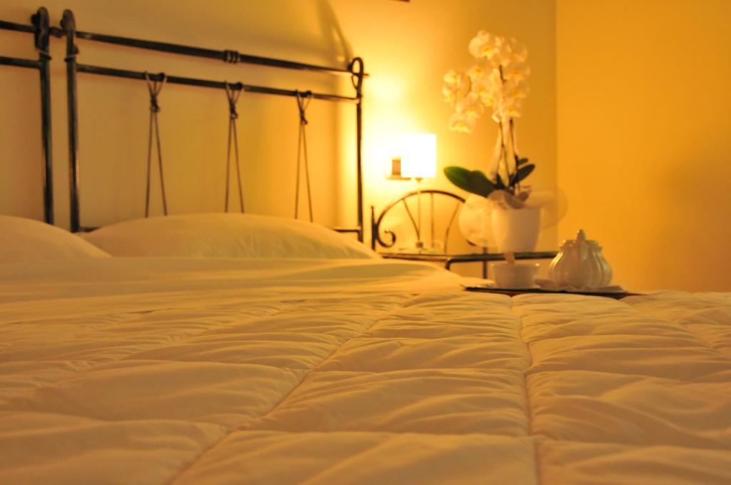 Torre Degli Ulivi Bed and Breakfast Tignale Rum bild